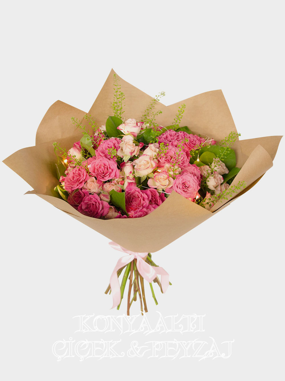 Заказать букет томск. Небольшие букеты цветов. Маленький букет из роз. Букет цветов в обертке. Букет цветов в упаковке.